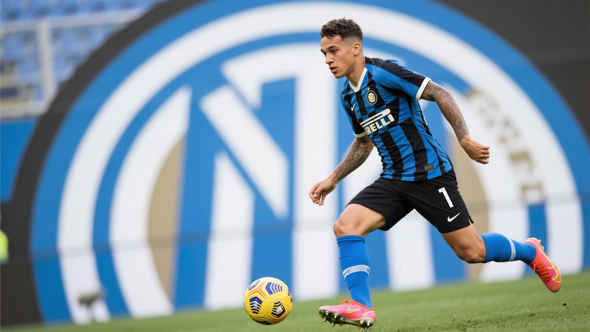 国米追求霍伊伦&曼联出价4500万欧,邦尼即将加盟国米 相比耗巨资抢夺像霍伊伦这样的大牌攻击手角色,引进性